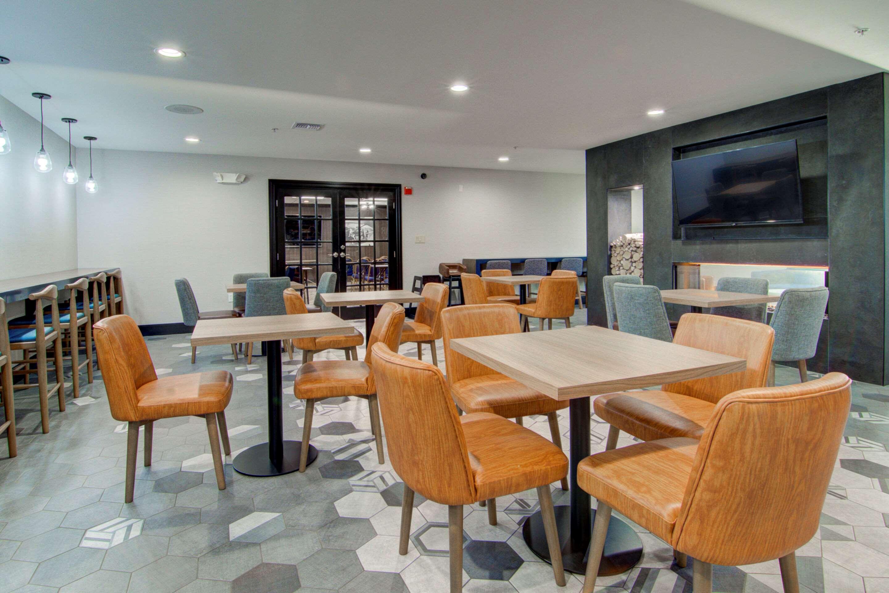 Comfort Suites Newport News Airport Exteriör bild