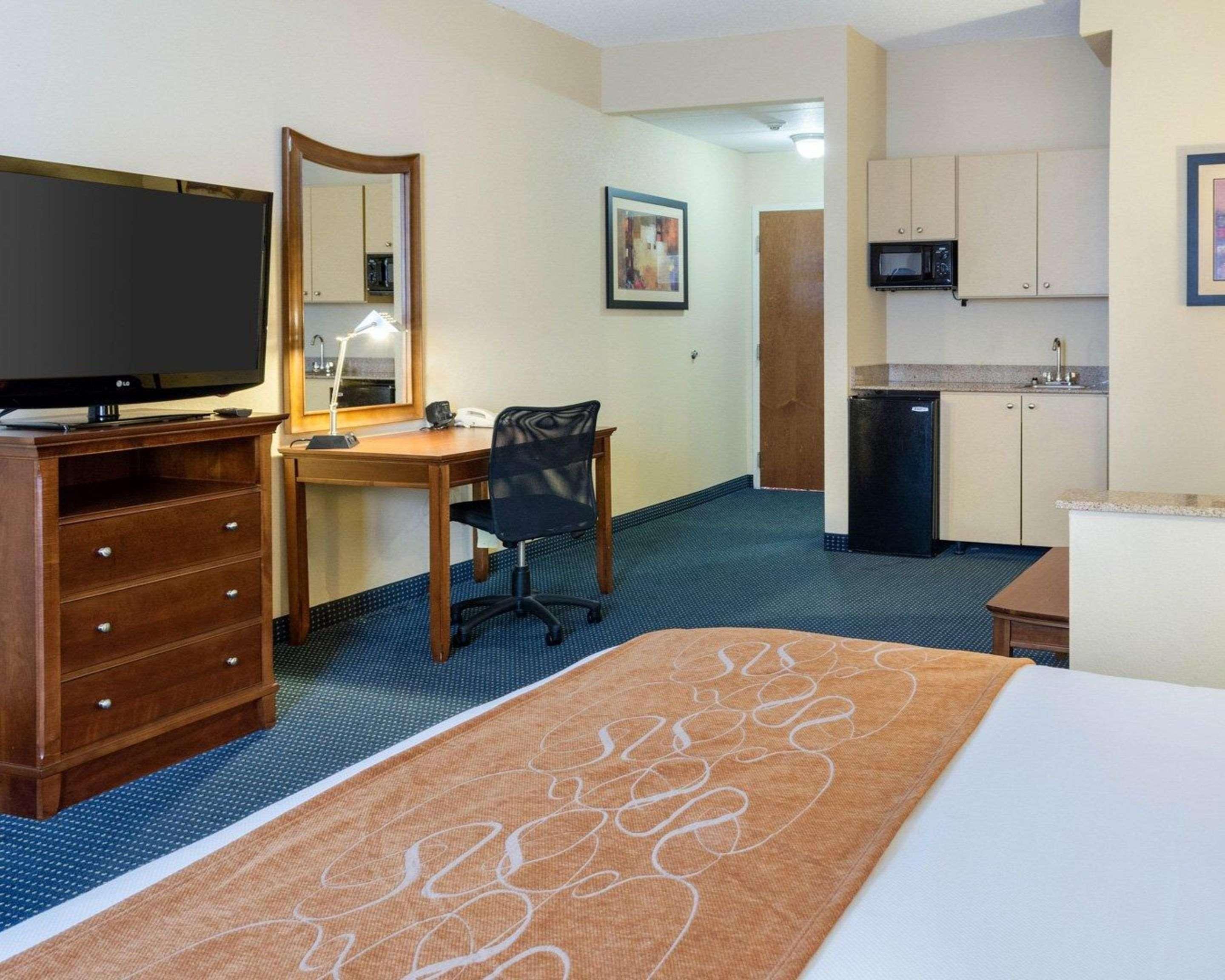 Comfort Suites Newport News Airport Exteriör bild